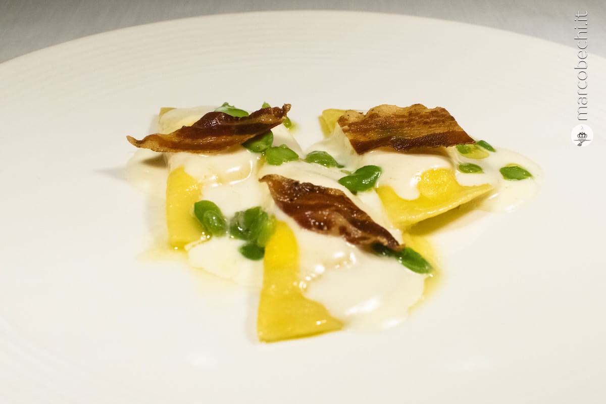 Ravioli con ricotta di pecora, fave, pecorino e guanciale toscano