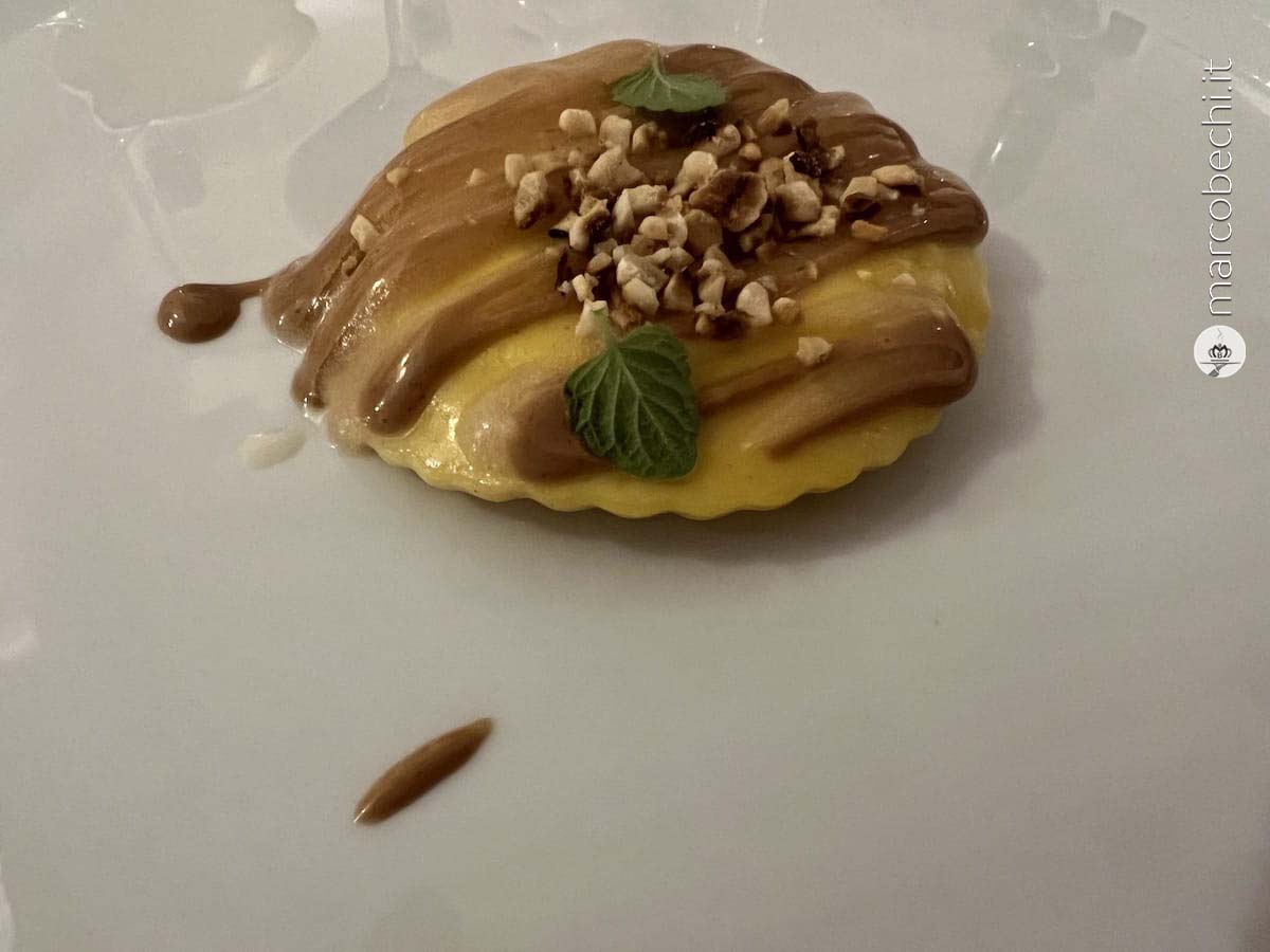 Raviolo ripieno di cacio e ricotta, pere e nocciole