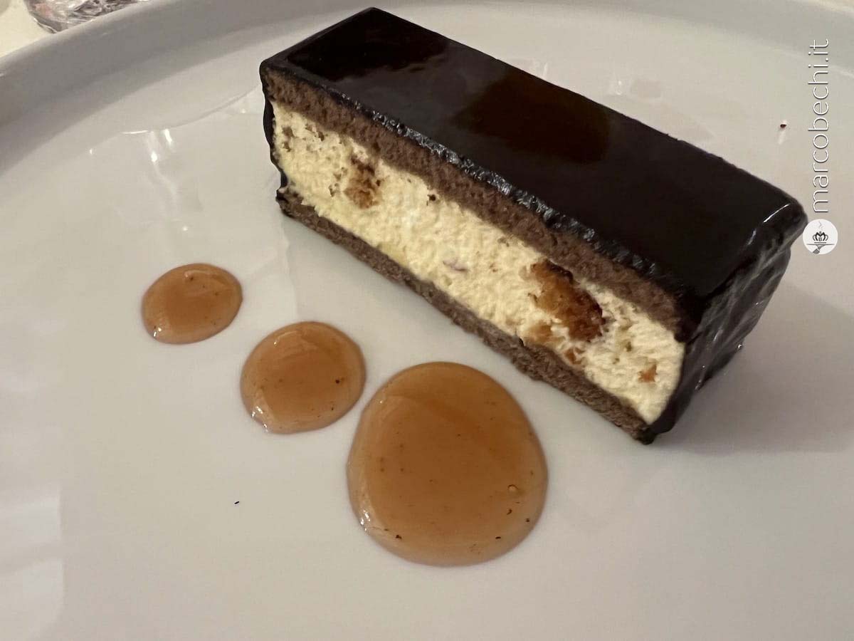 Semifreddo ai cantuccini, salsa al vinsanto e crumble al cacao