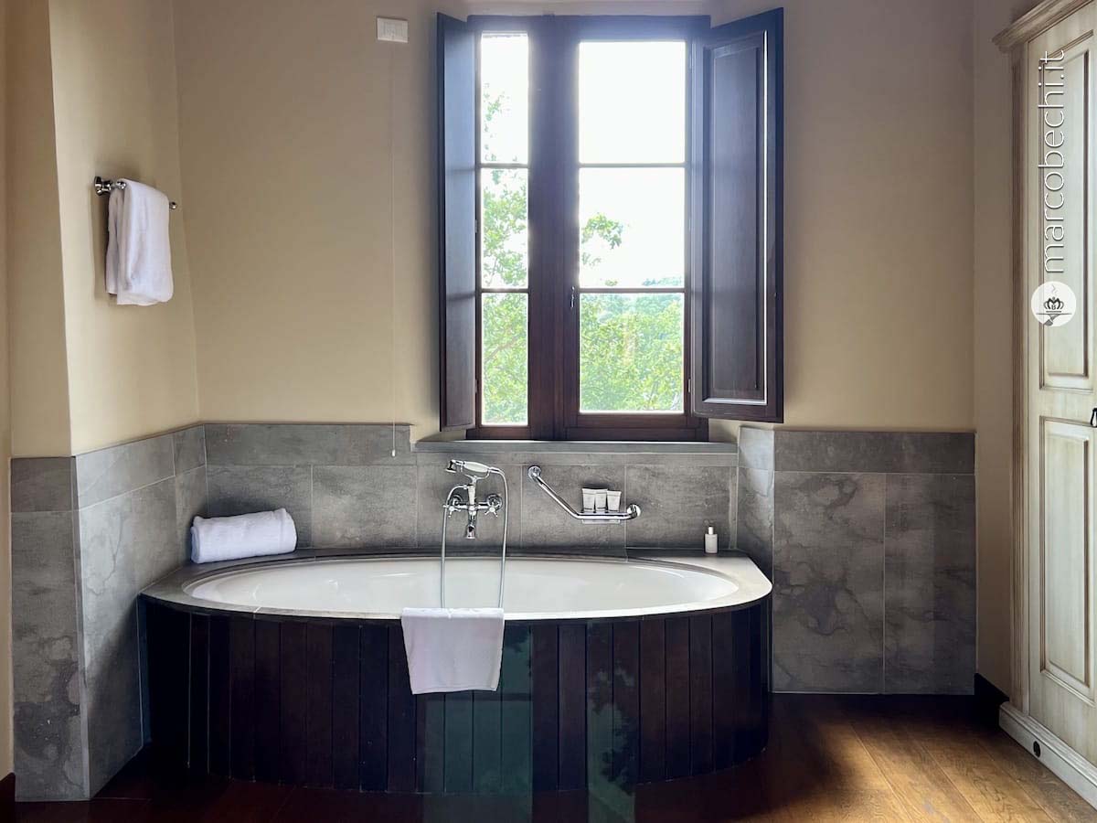 La vasca in camera nel restyling della suite