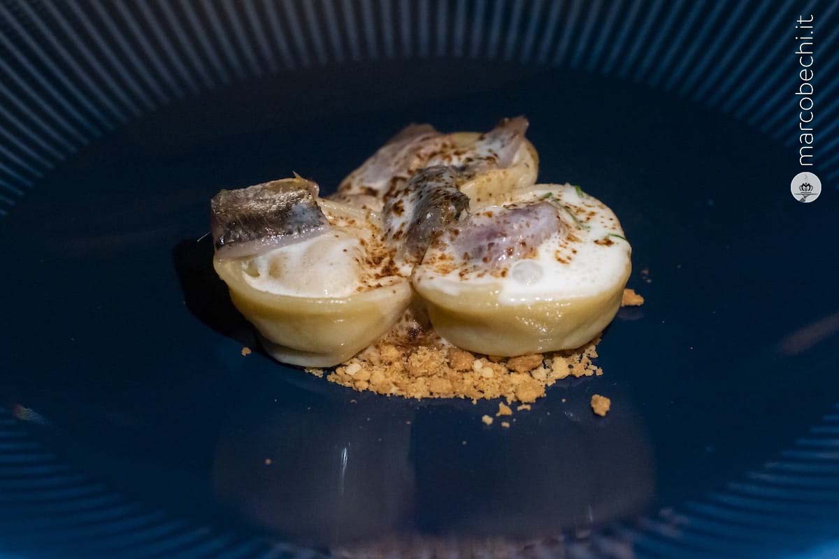 Cappellacci di fagiano, burro alle acciughe, spuma di latte alla citronella, alici e frolla alla bottarga