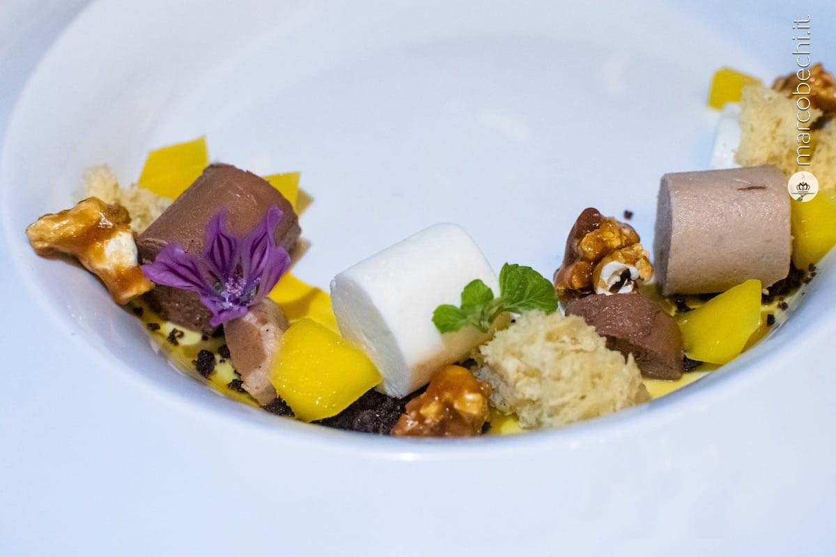 Tris di cioccolati speziati, spugna all'aglione, mango e pop corn caramellati