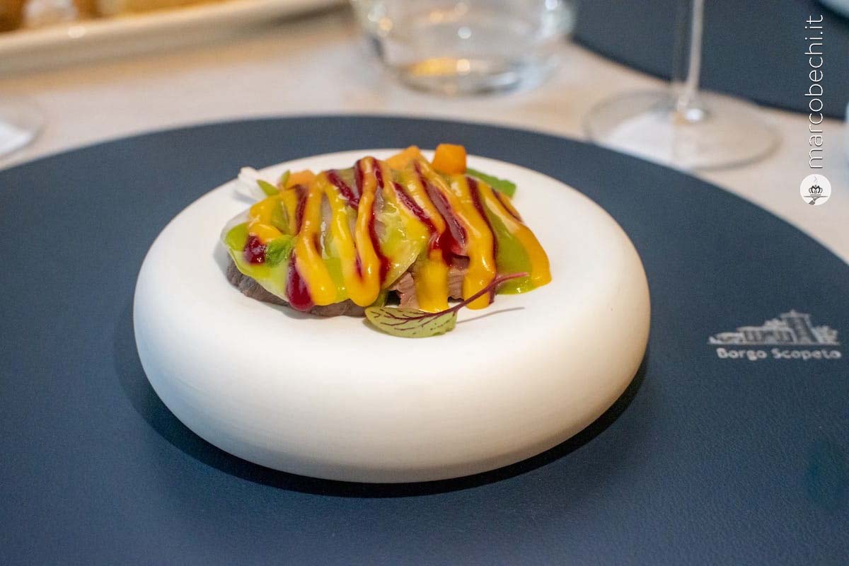 Tataki di capriolo, daikon, aglio olio e peperoncino, rapa rossa e rabarbaro, albicocche