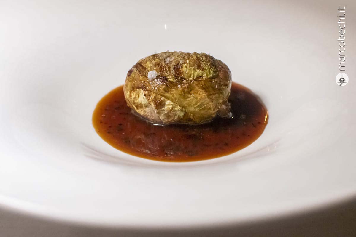 Crepinette di agnello avvolti nella verza, salsa al tartufo e purea di patate gratinata