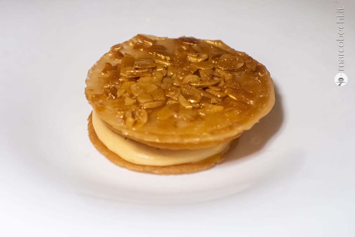 Millefoglie leggera alle mandorle, cioccolato biscottato e passion fruit