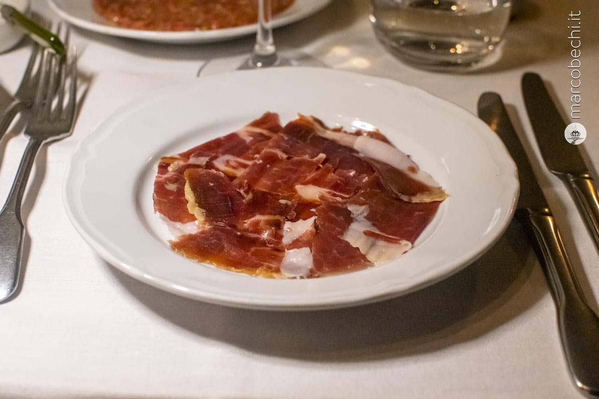 Noir de bigorre al coltello servito con pane toscano e burro artigianale