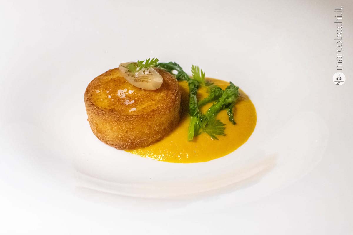 Gnocco ripieno di formaggio Langrès, crema di zucca, cime di rapa e scalogno al forno