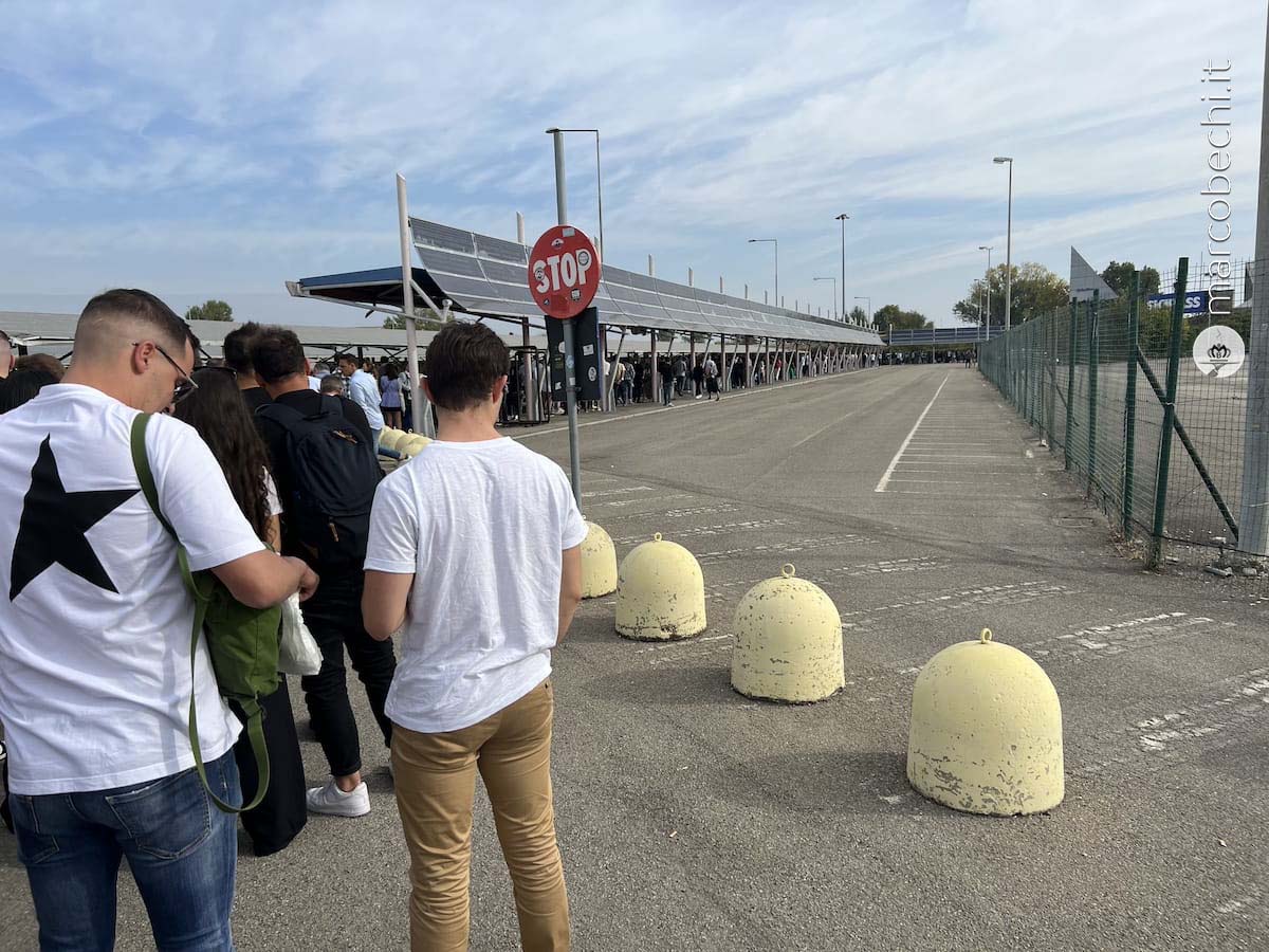 La fila all'ingresso di Modena Champagne Experience