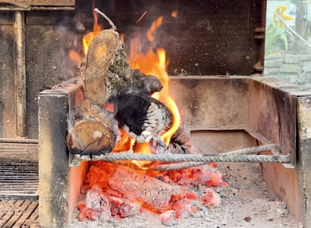 La transizione dal gas al fuoco in cucina al Podere Belvedere dello Chef Edoardo Tilli