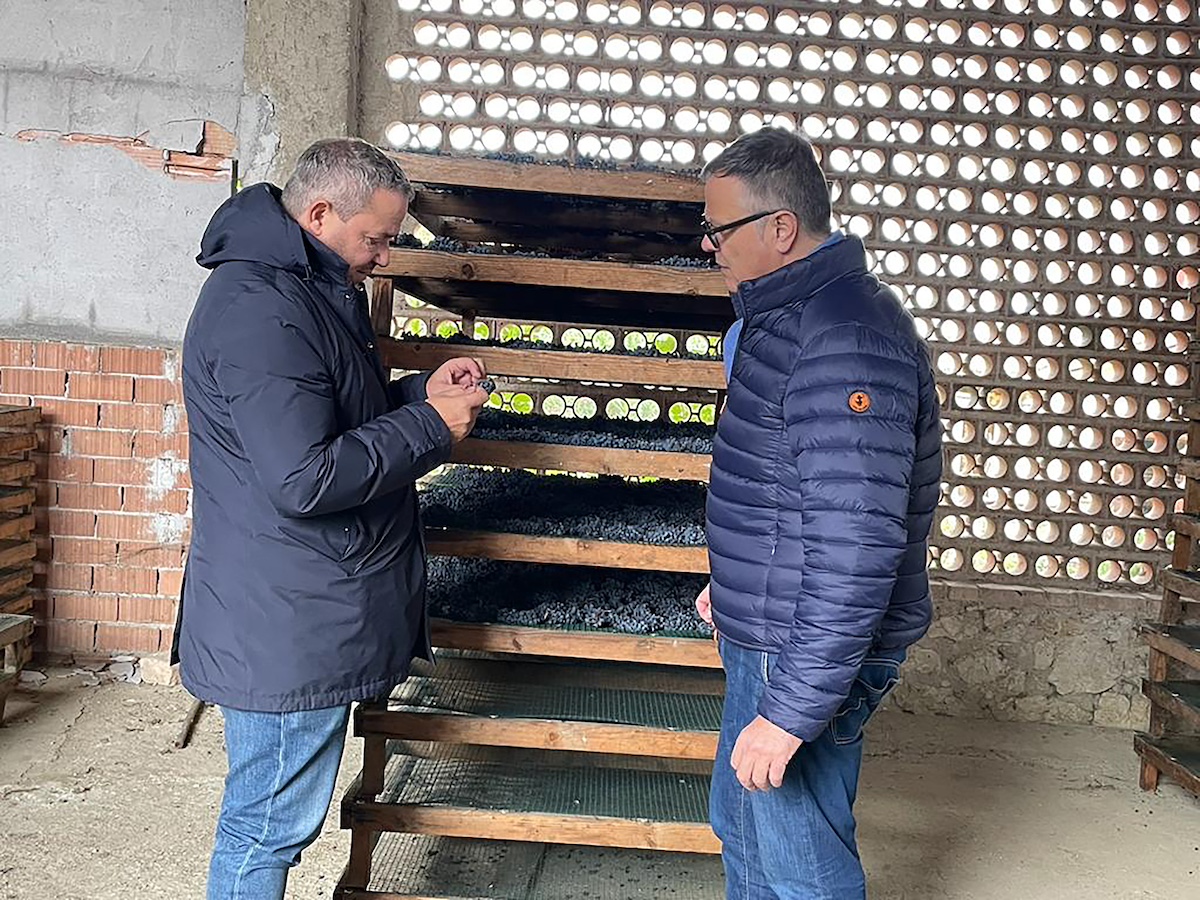 Alessio Tessieri e Marco Caprai in cantina dove appassisce l'uva