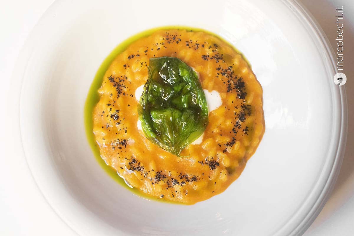 Risotto Margherita ai tre pomodori, crema di mozzarella di Bufala campana Dop e basilico cristallizzato