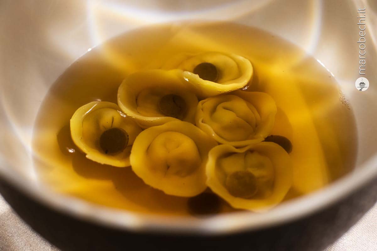 Cappelletti farciti di gallina felice affogati nel loro brodo, marsala e tartufo nero