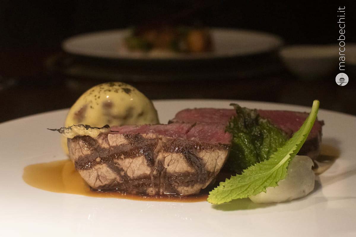 Filetto di manzo, la sua tartare con shiso in tempura, zabaglione al miso, gel di rafano e fondo al tamari