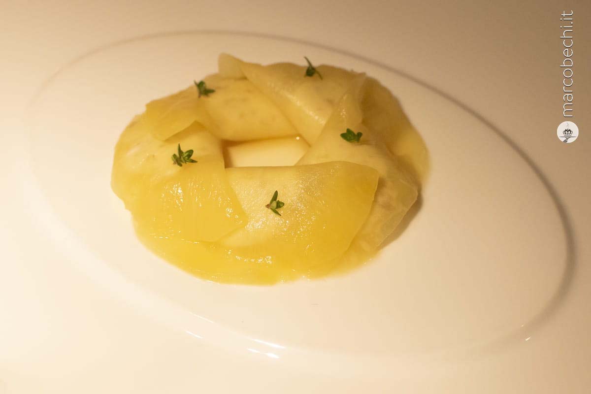 Ravioli di ananas infusi allo zenzero e lemongrass con cioccolato, ricotta e timo