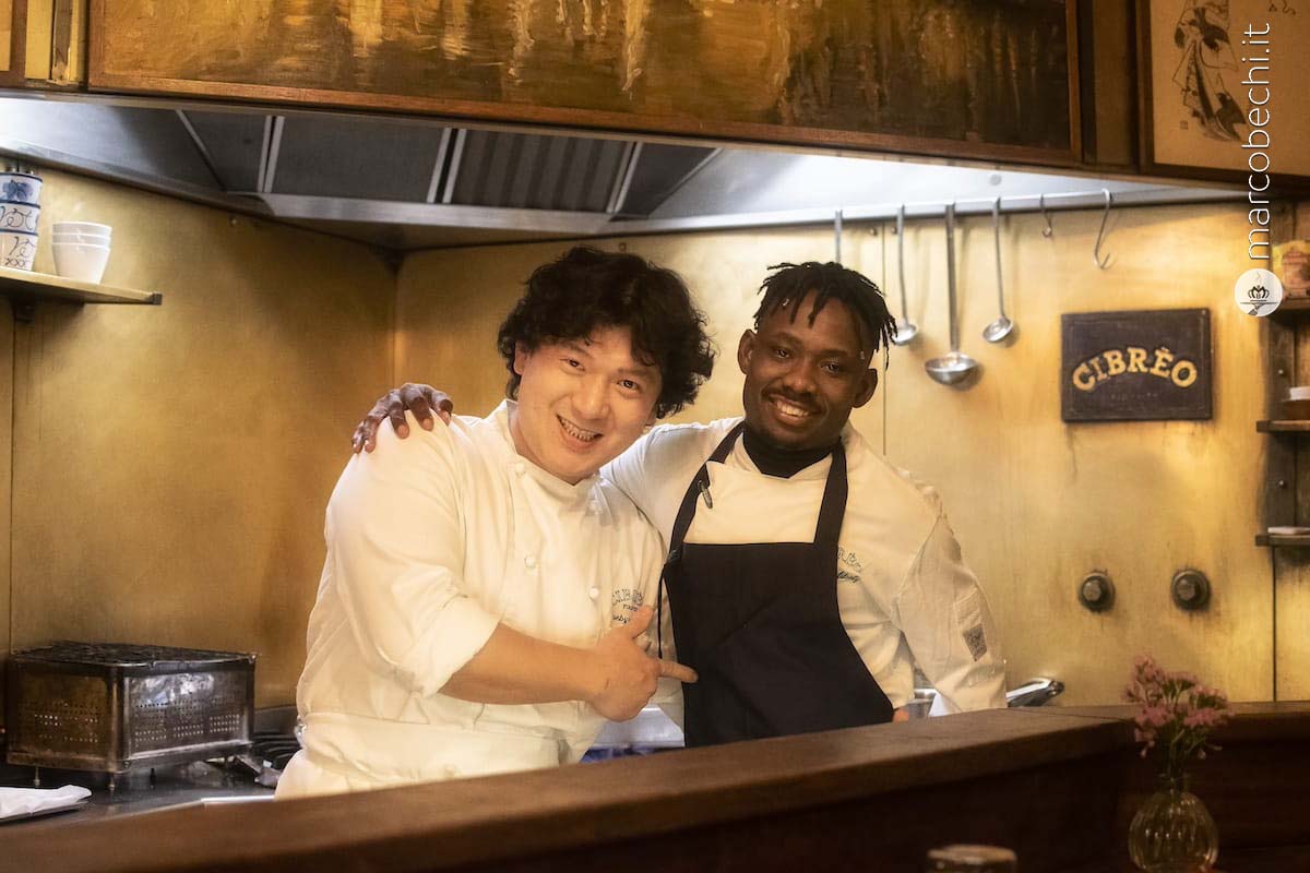 Zie Coulibaly Sous Chef con l'aiuto di Junbyung Chae (a sinistra)