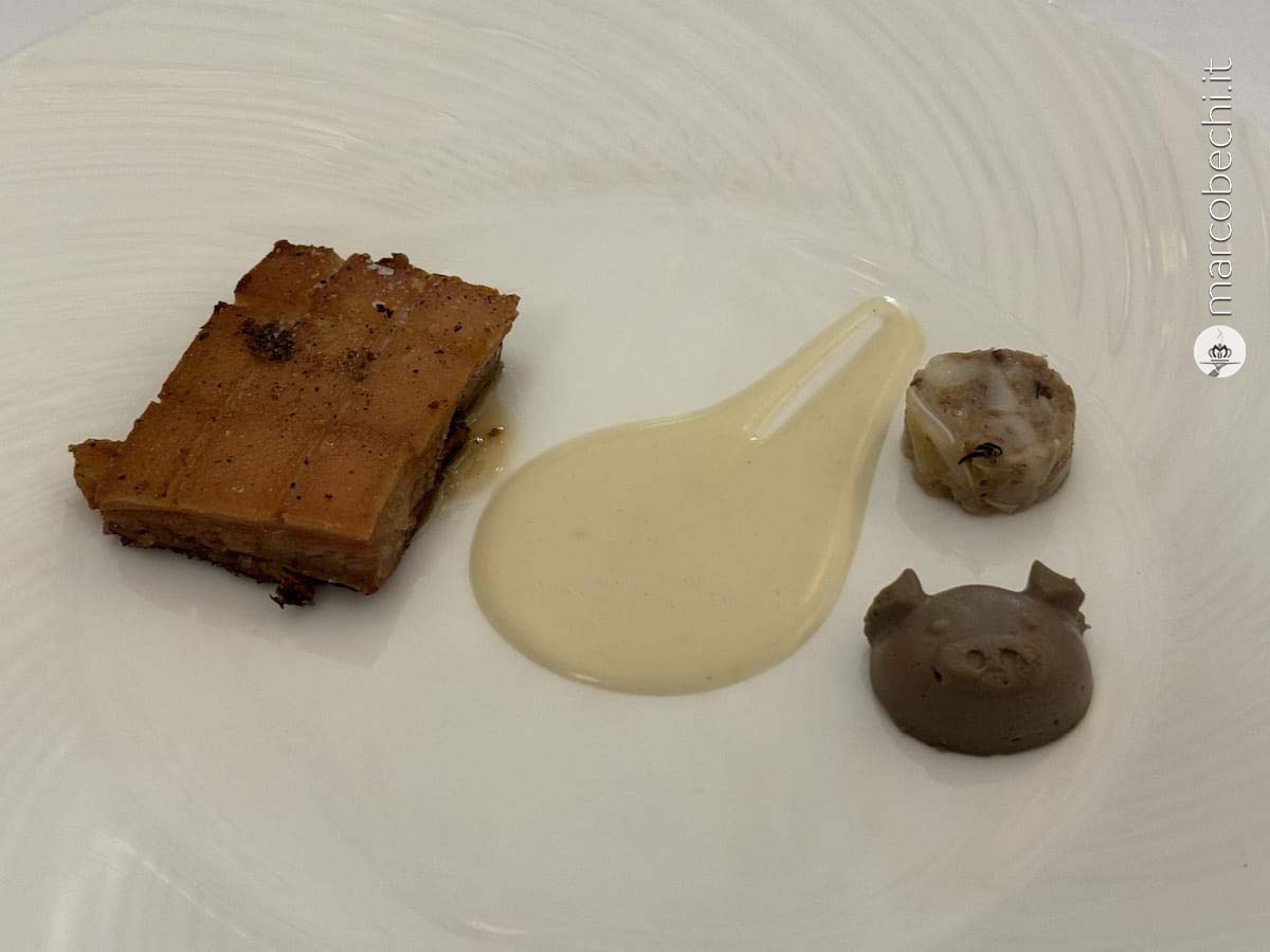 Maialino morbido croccante con salsa di aglio e lavanda