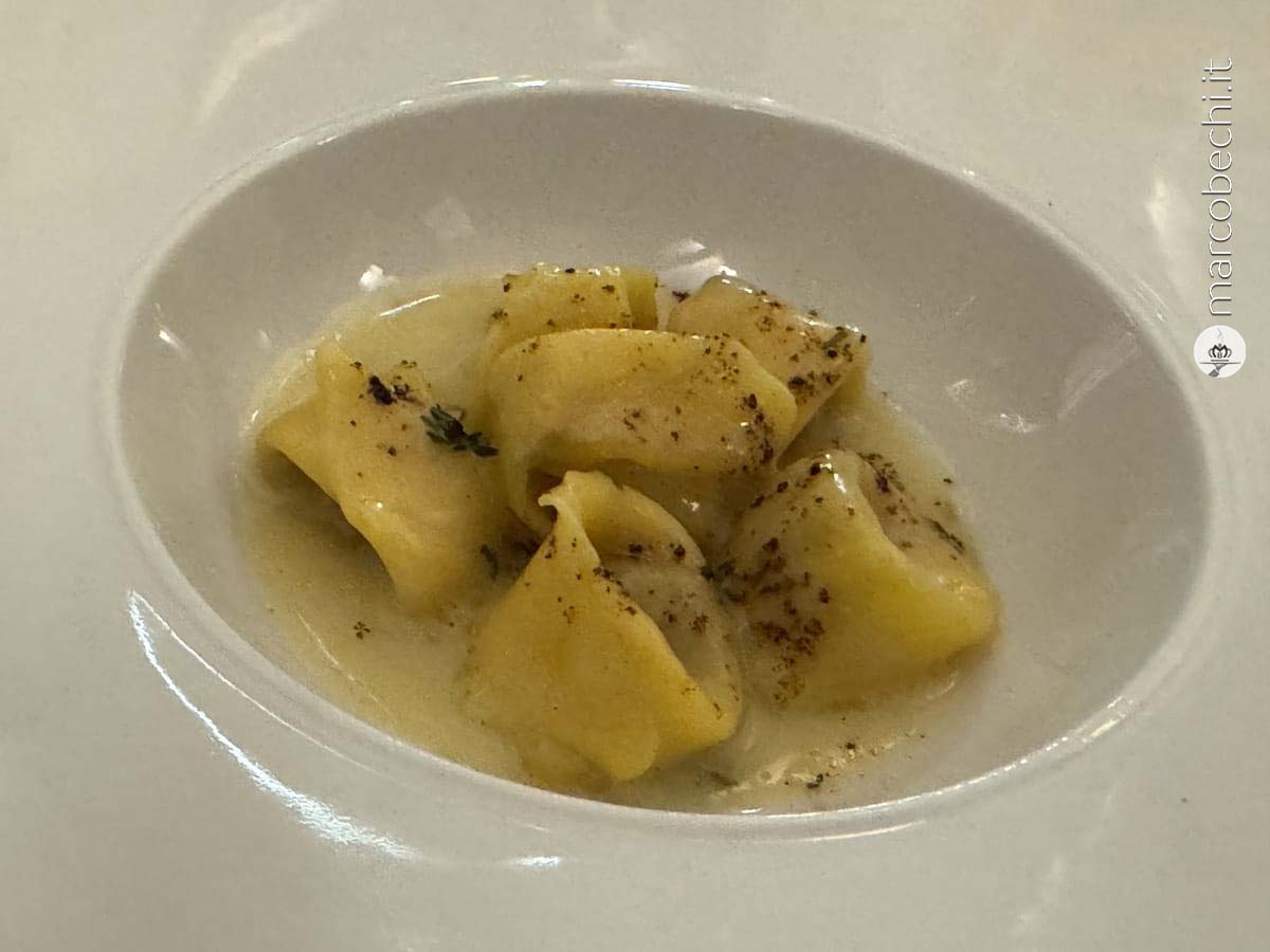 Tortellini di parmigiano e acciuga, burro e santoreggia