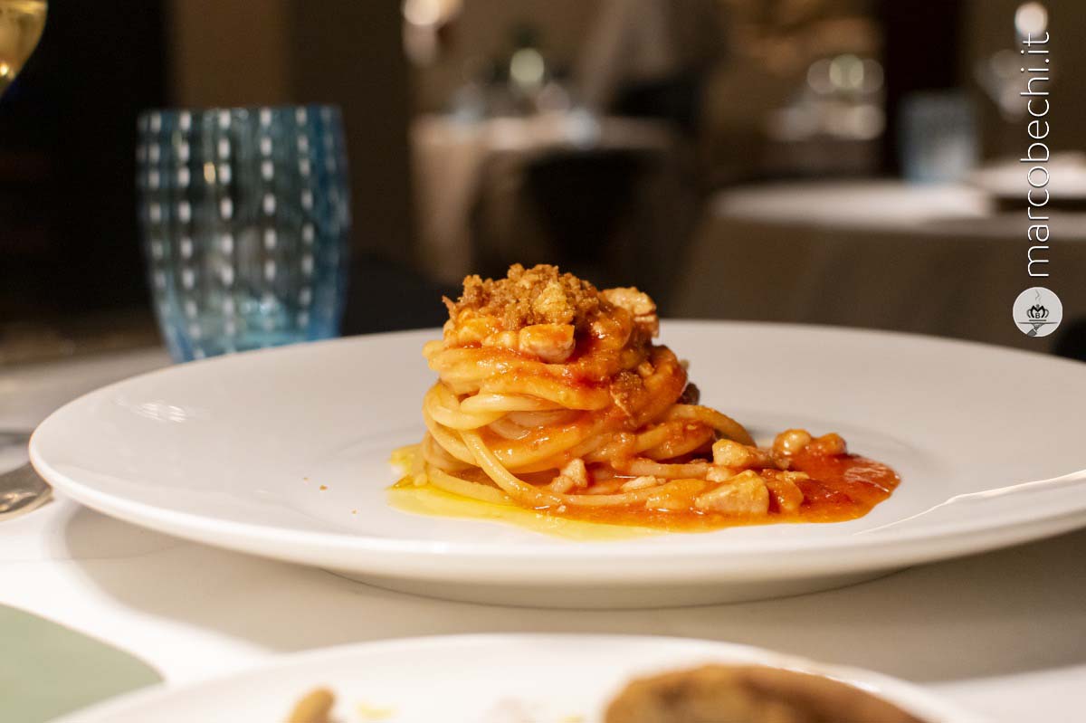 Spaghetti Vicedomini con ricciola di fondale e briciole di pane tostato.