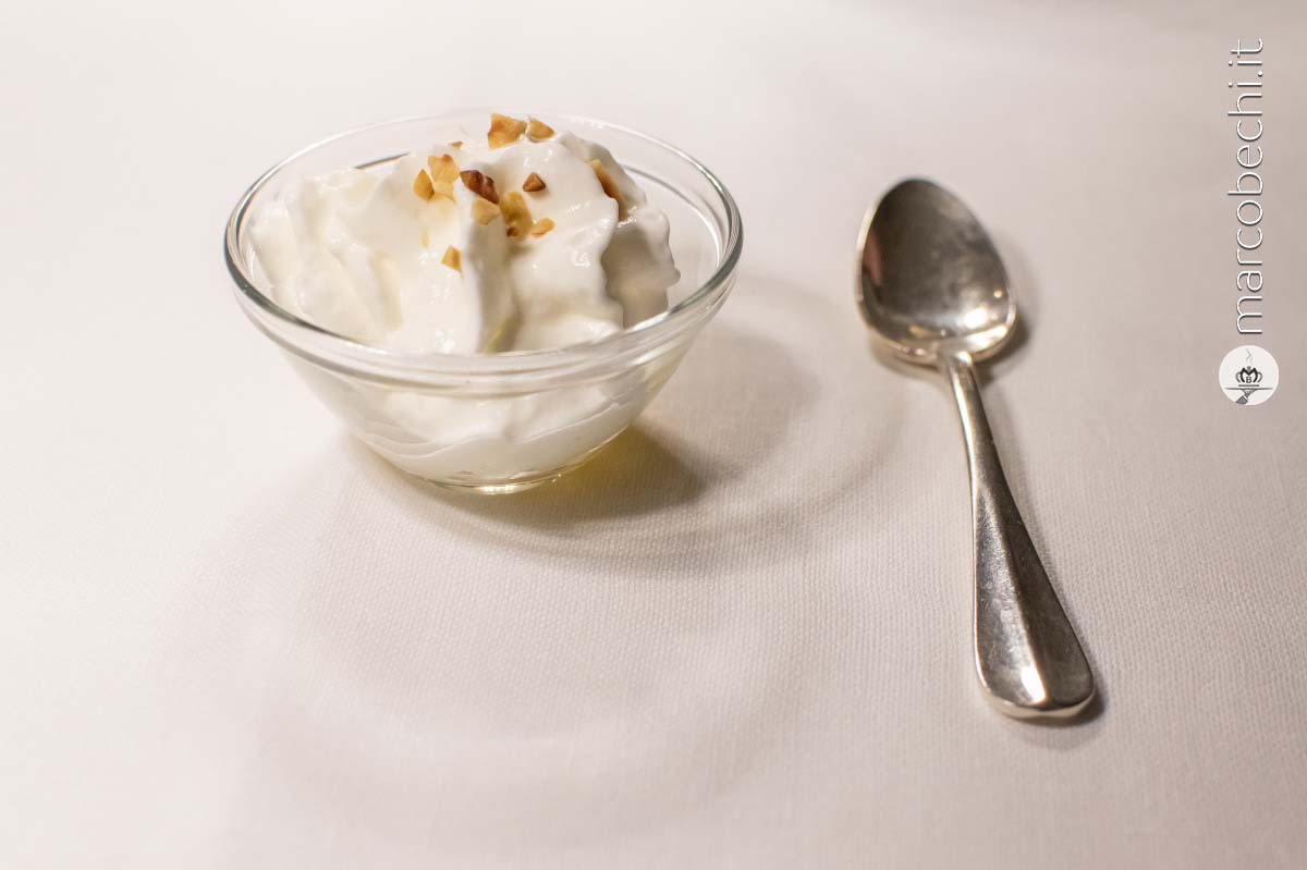 Mele cotte al vino bianco con spuma di yogurt