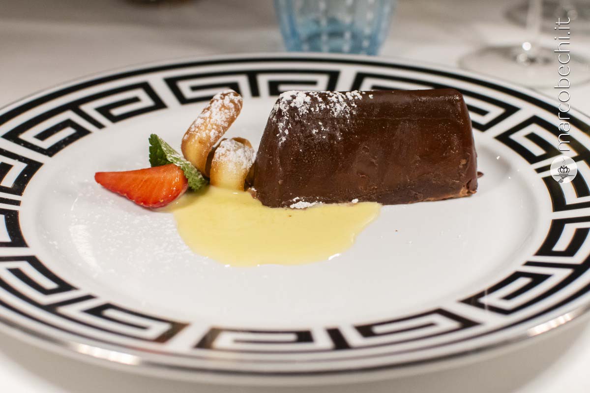 Semifreddo al gianduiotto su salsa alla vaniglia
