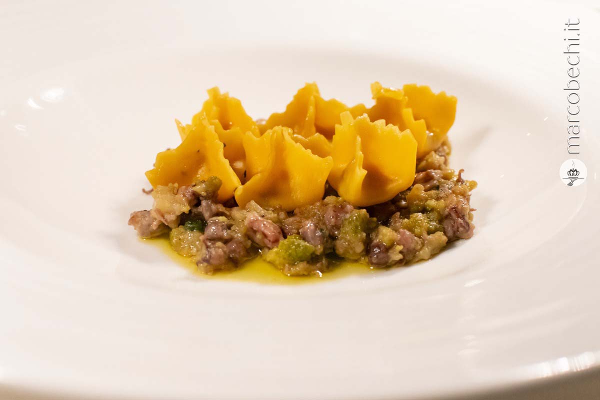 Ravioli di cacciucco con calamaretti spillo e cavolo romanesco