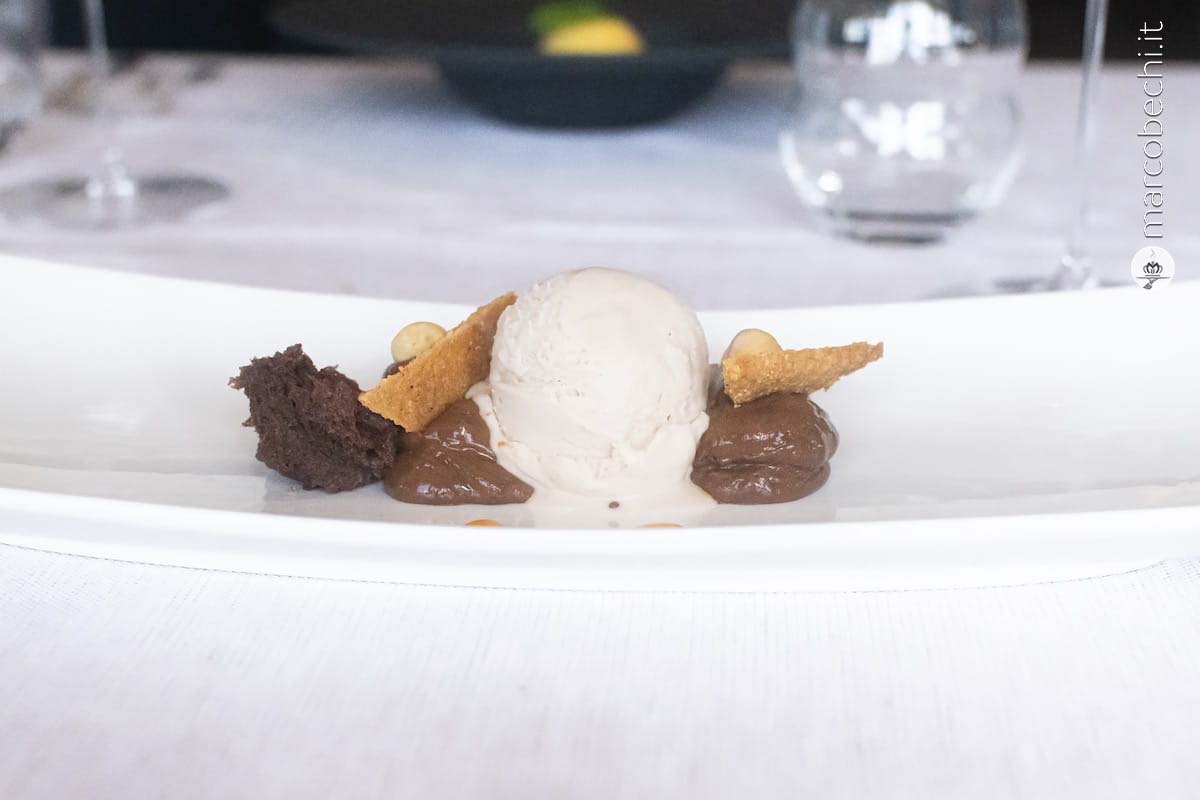 Mousse al caffè, biscotto e gelato alla nocciola e spugna al cioccolato e rum