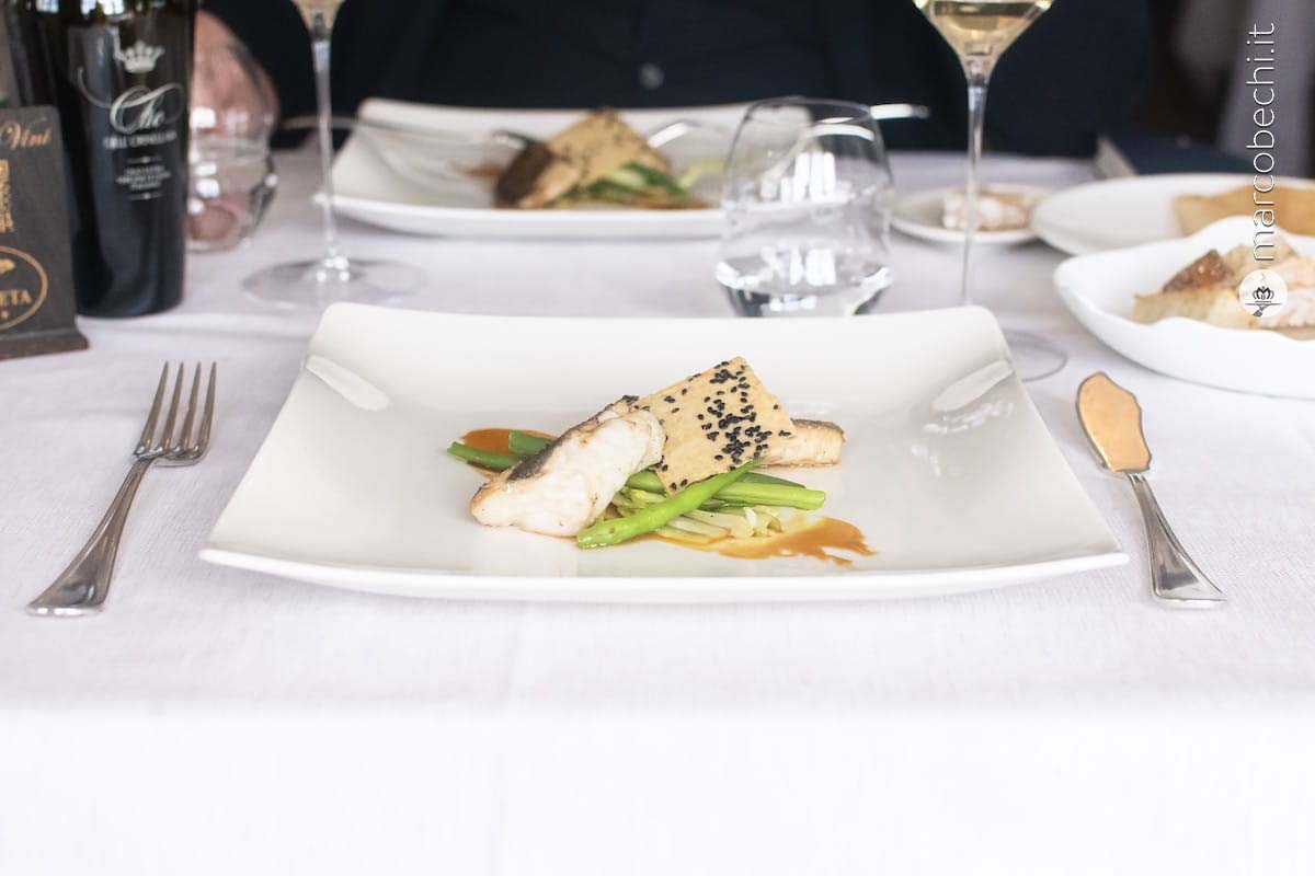 Pesce alla griglia, salsa teriyaki, puntarelle, fagiolini e wafer al sesamo