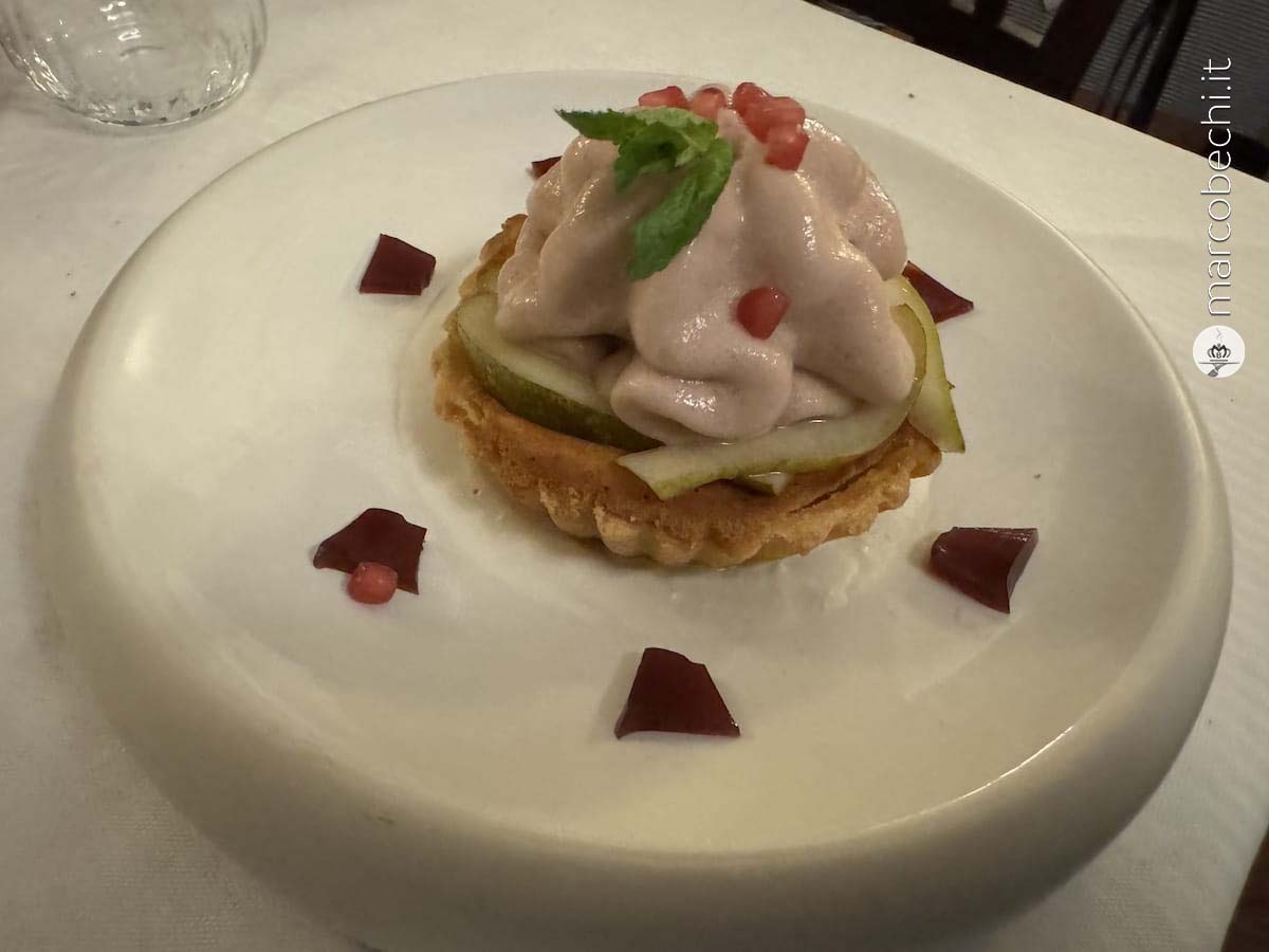 La tortina di frutta e fragole de L'Osteria del Teatro