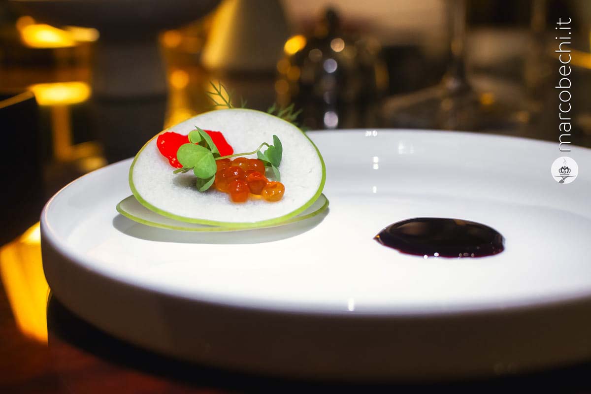 Sfoglie di mela, ostrica, gorgonzola, senape al miele e tartufo, bon bon di mare