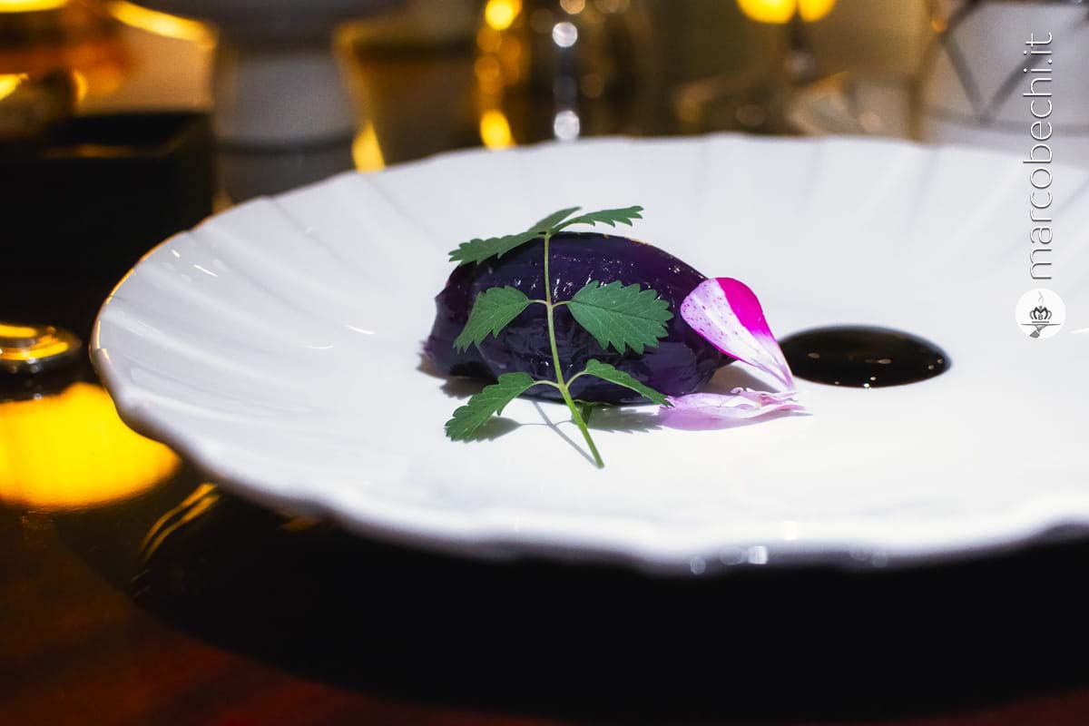 Petali di cipolla marinata, mousse di 5\4, salsa agrodolce, consommé francescano