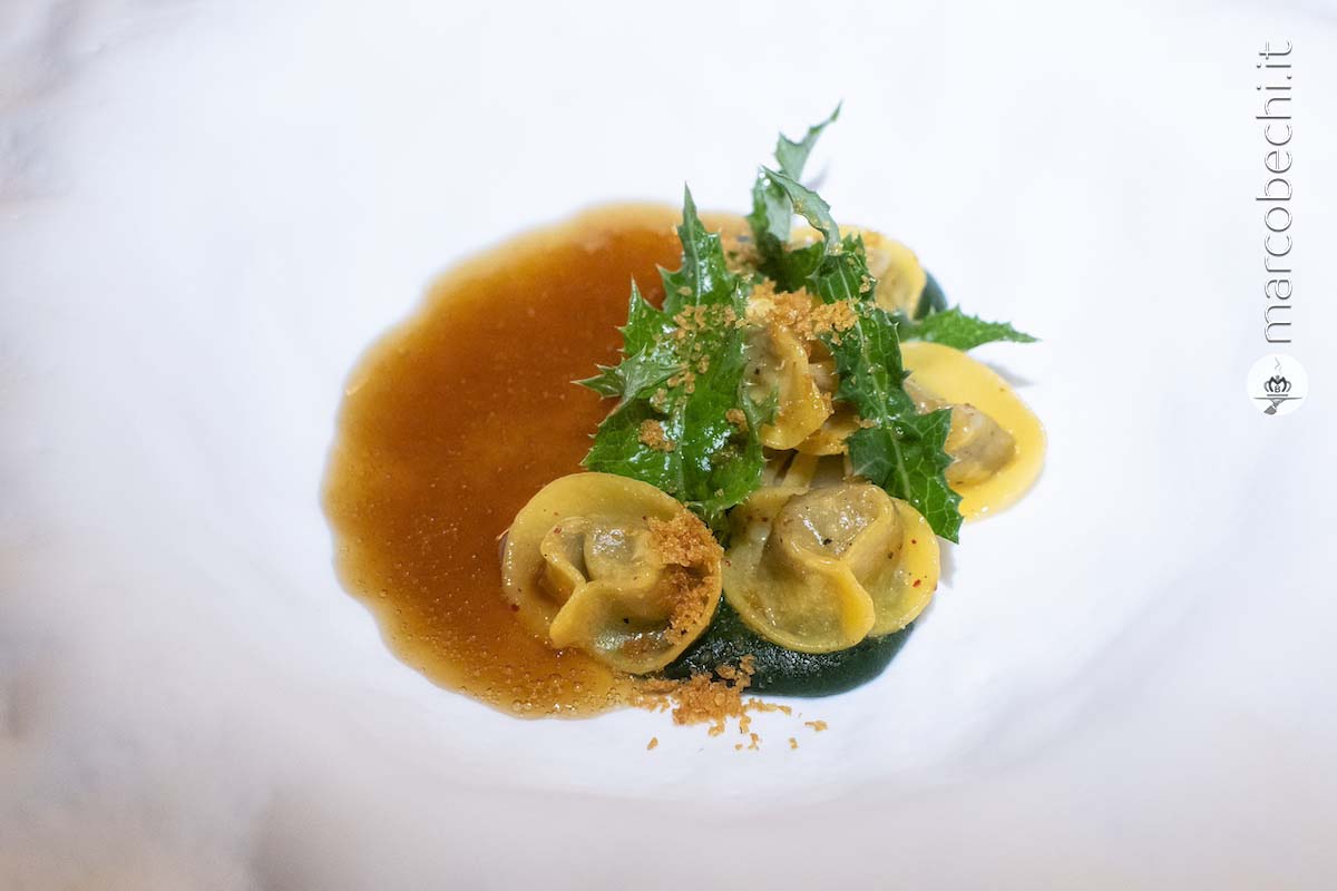 Tortellini di carciofo, cavolo nero, bottarga e infuso di topinambur