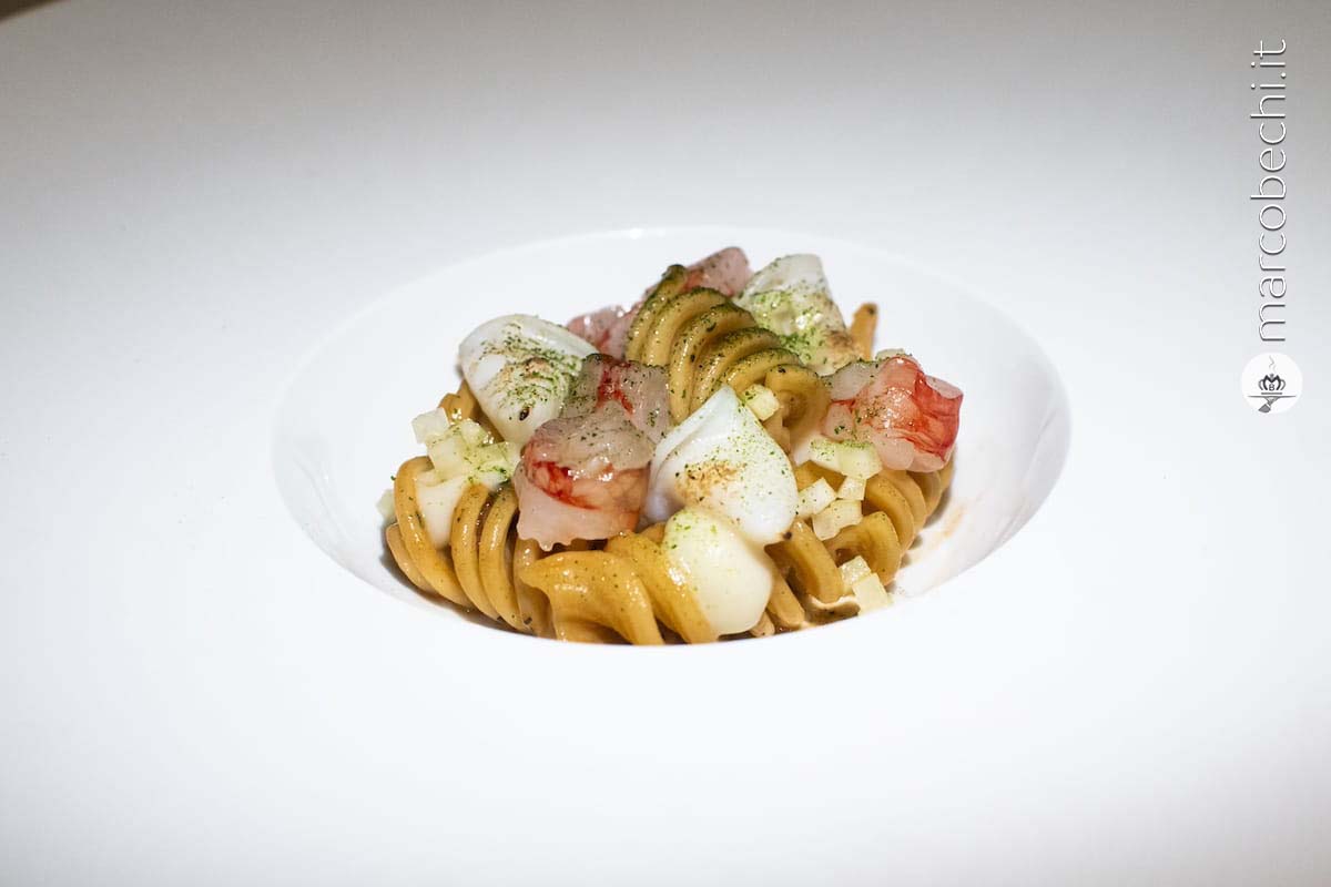 Fusilli, ristretto di granchio, finocchio, gamberi rossi di Mazara del Vallo e calamaretti spillo