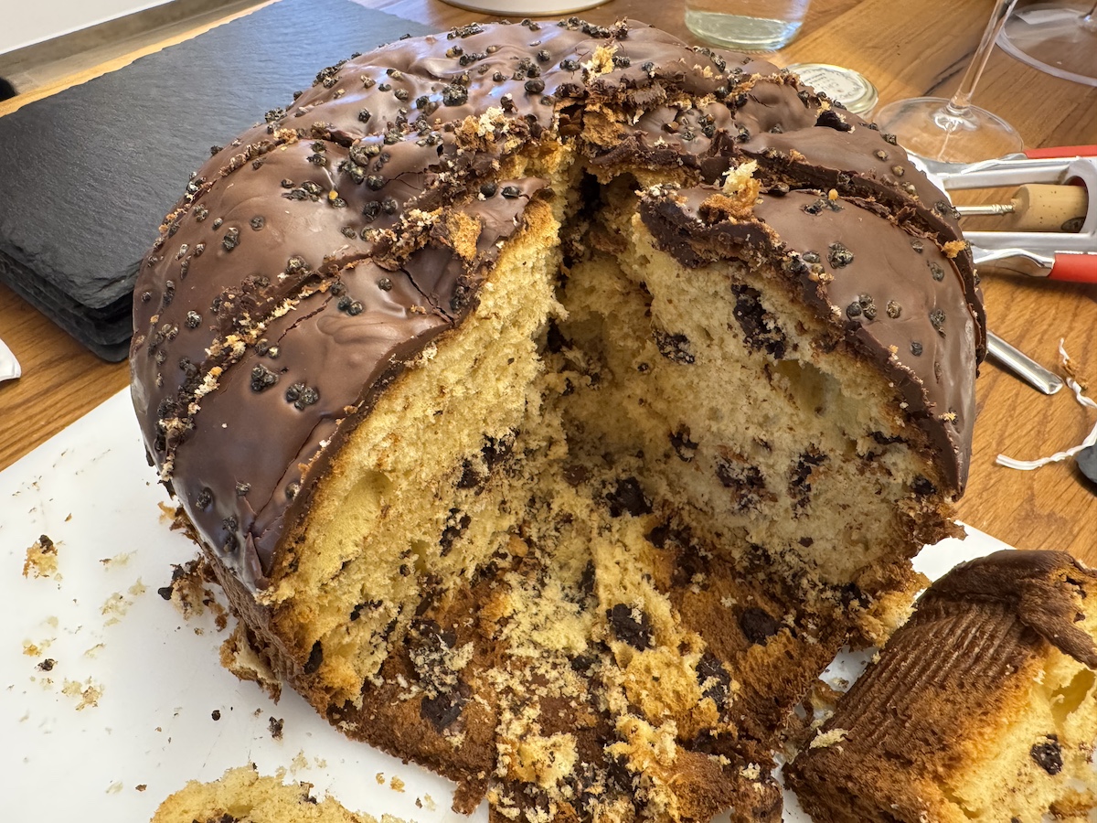 Panettone al cioccolato con uova croccanti di caviale in copertura