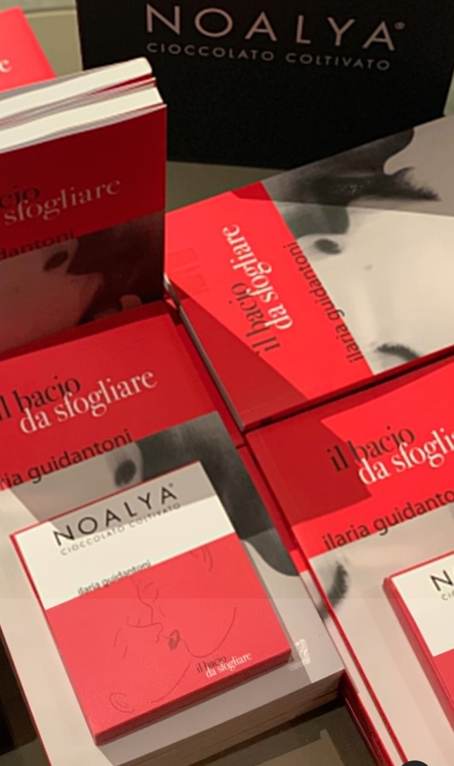 Il libro accompagnato da Noalya