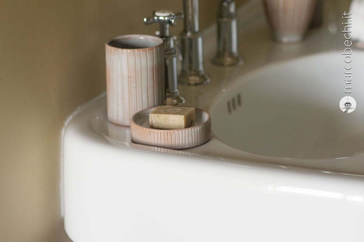 Dettagli nei bagni con le ceramiche locali