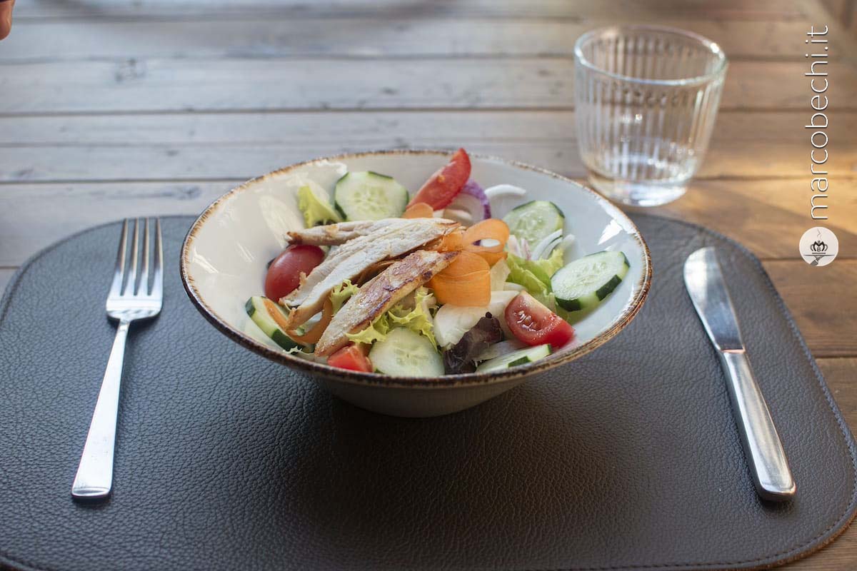Insalata dell'orto con filetti di pollo