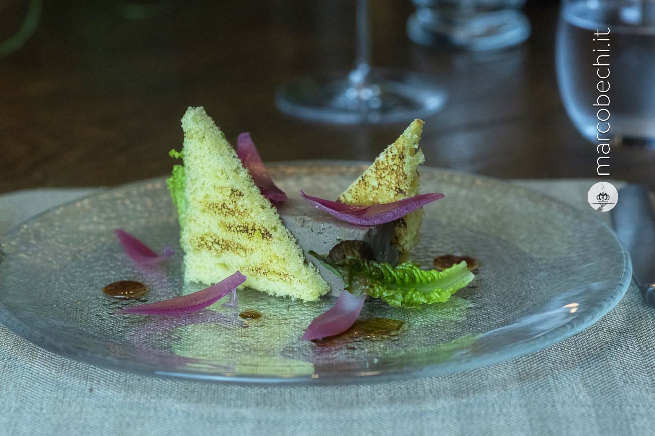 Lingotto di terrina di fegatini, pan brioche, petali di cipolla in agrodolce e vinsanto