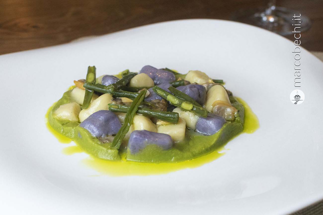 Gnocchi di patate, vongole, crema di piselli, menta e fagiolini verdi