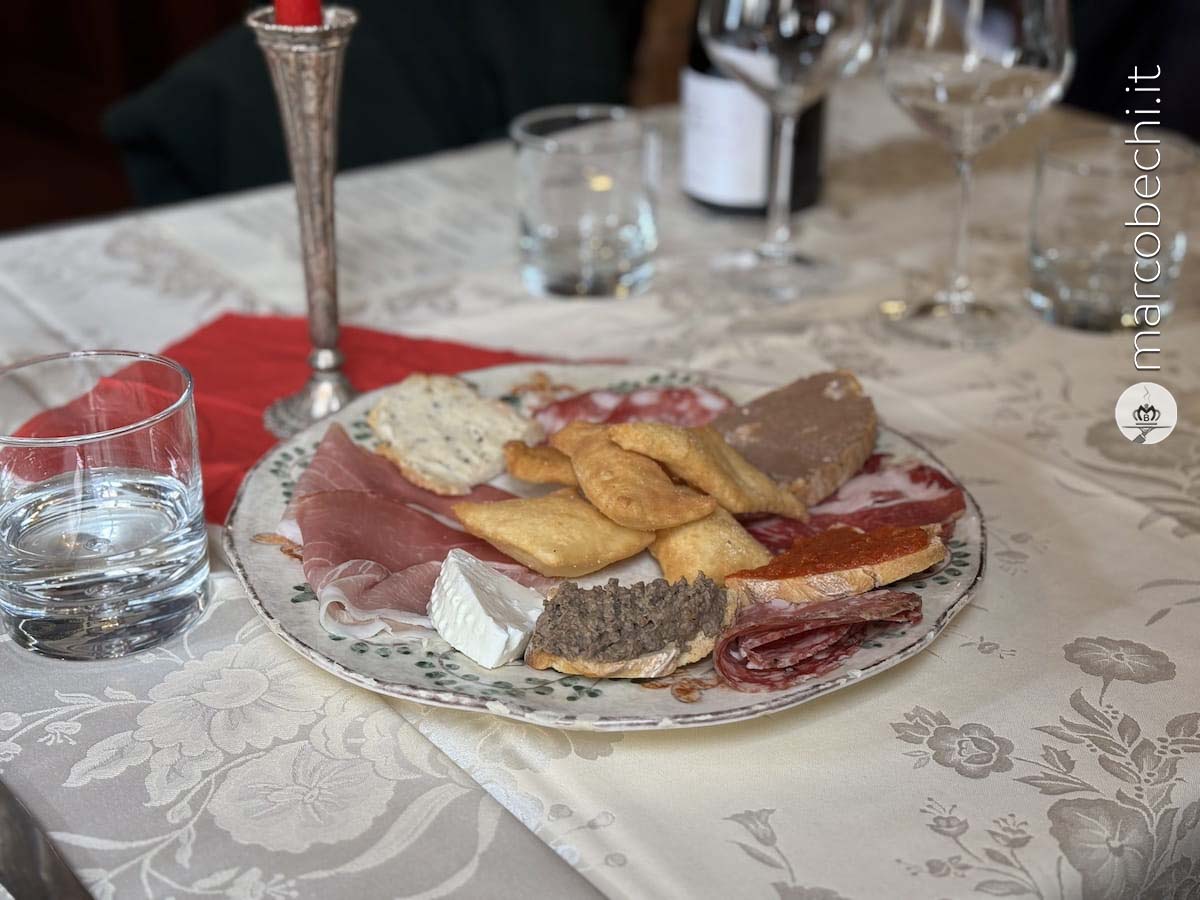 Salumi e crostini del territorio con la ciaccia fritta