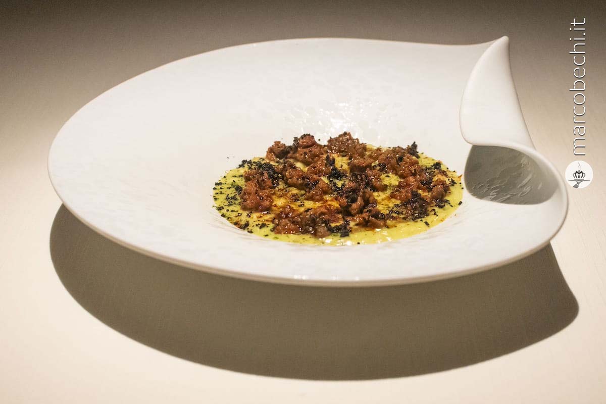 Risotto al ragù di colombaccio, burro alla salvia, polvere di alloro e olive nere
