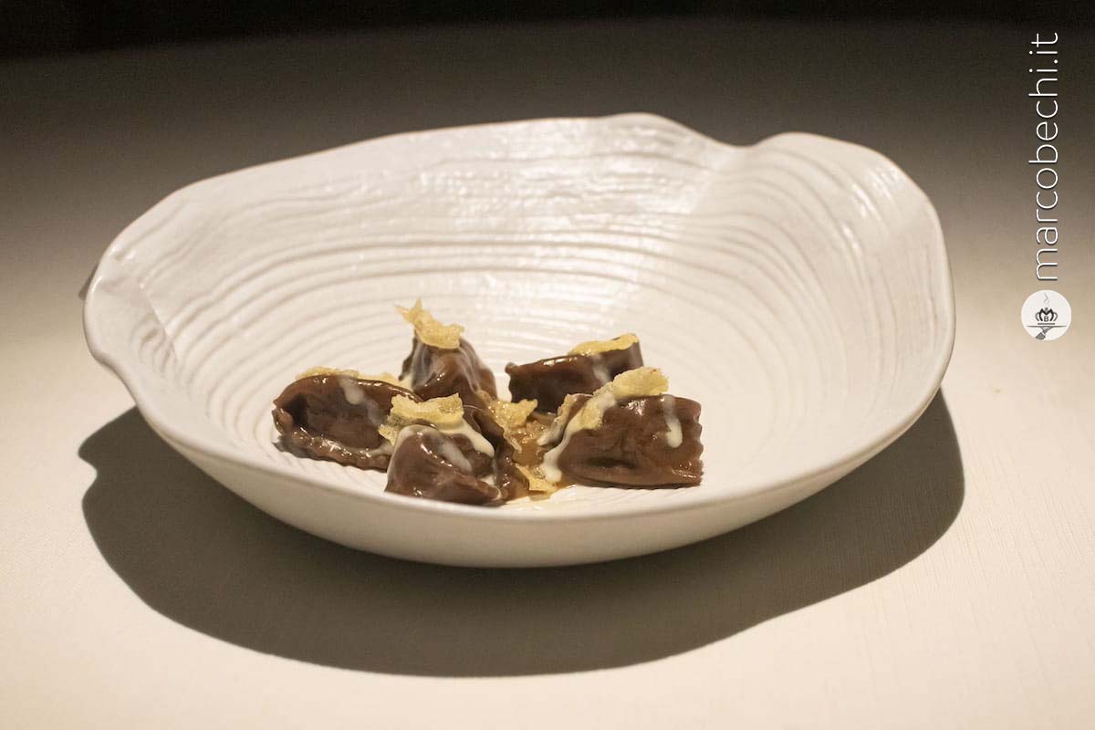 Ravioli di cacao e caffè ripieni di pollo cotto al barbecue su salsa royale
