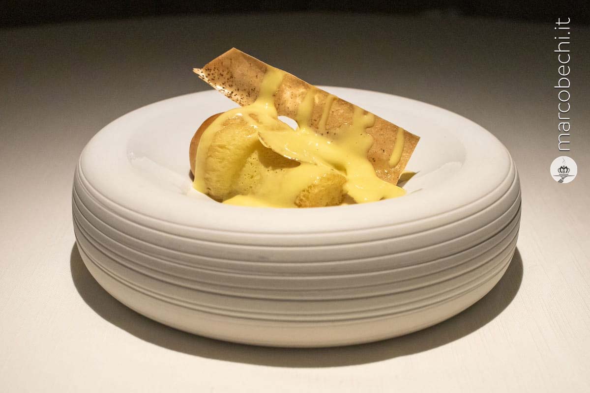 Babà agli agrumi, gelato al Marsala, crumble al cacao e zabaione tiepido