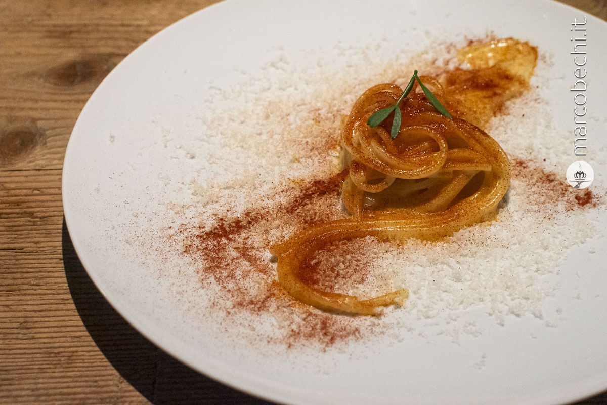 Spaghetto: Spaghetti, Parmigiano Reggiano, limone verde, paprika