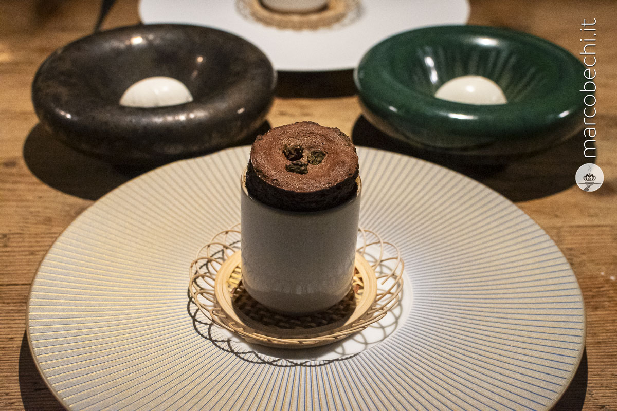 Tortino di cioccolato capperi e olive alla brace con gelato di fiordilatte al fieno