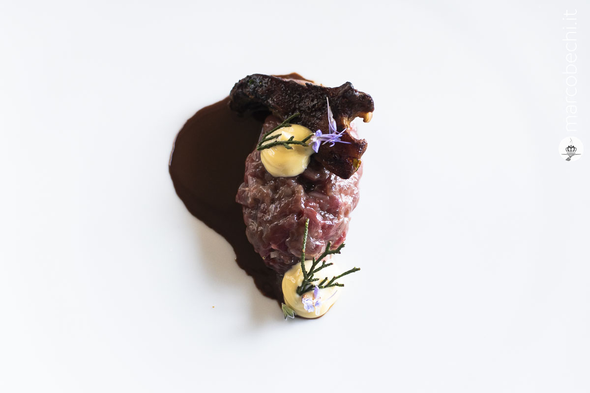 Tartare di cervo, cardoncello, cacao e olio di cipresso