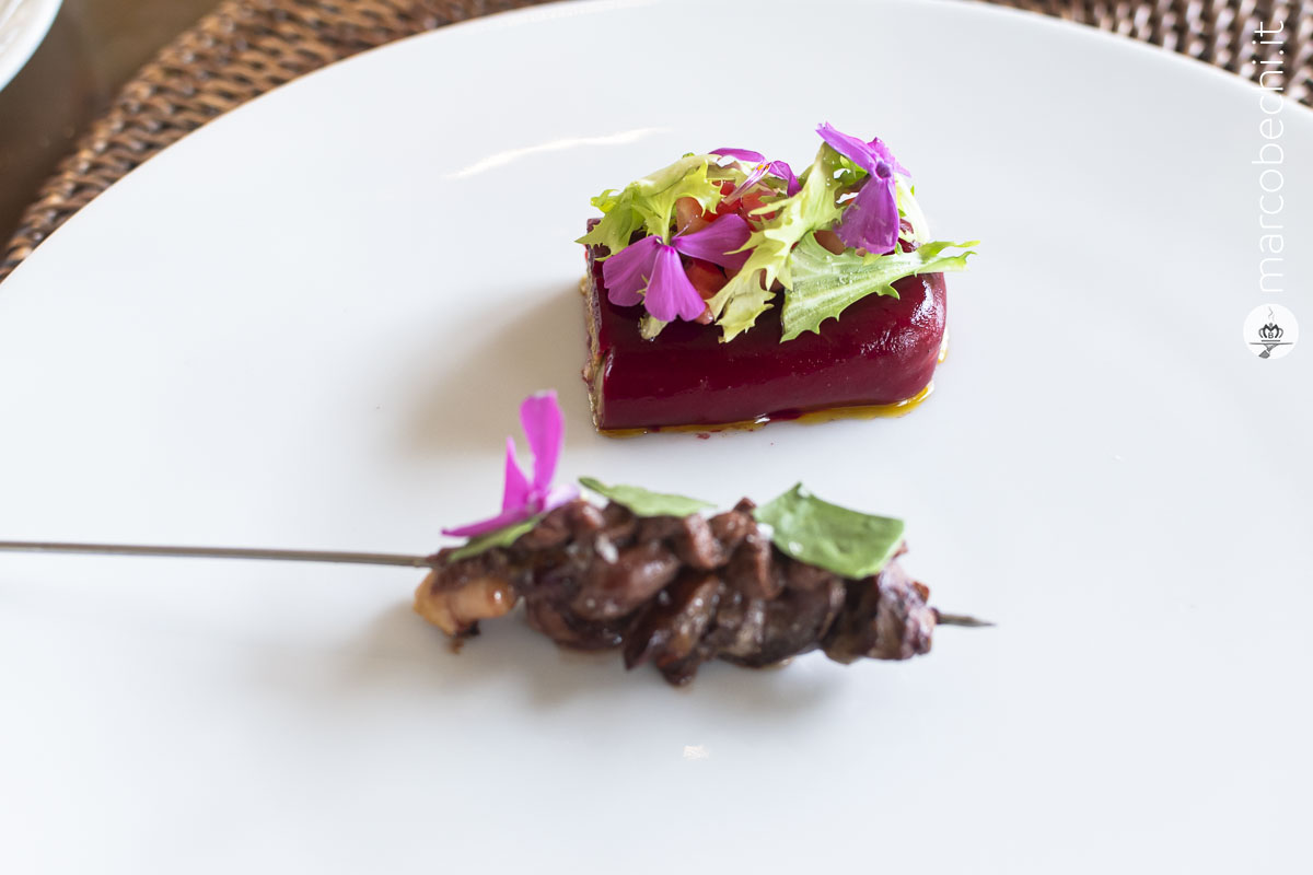 Fegatello di maiale alla brace, paté di fegatini e misticanza aromatica