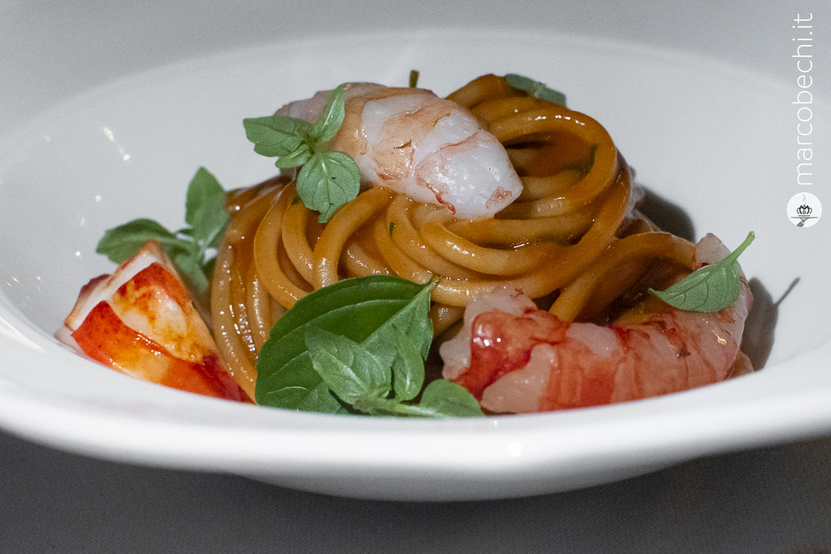 Pici ai crostaceipici fatti in casa, bisque di crostacei, aragosta, gambero rosso, scampi, gamberi