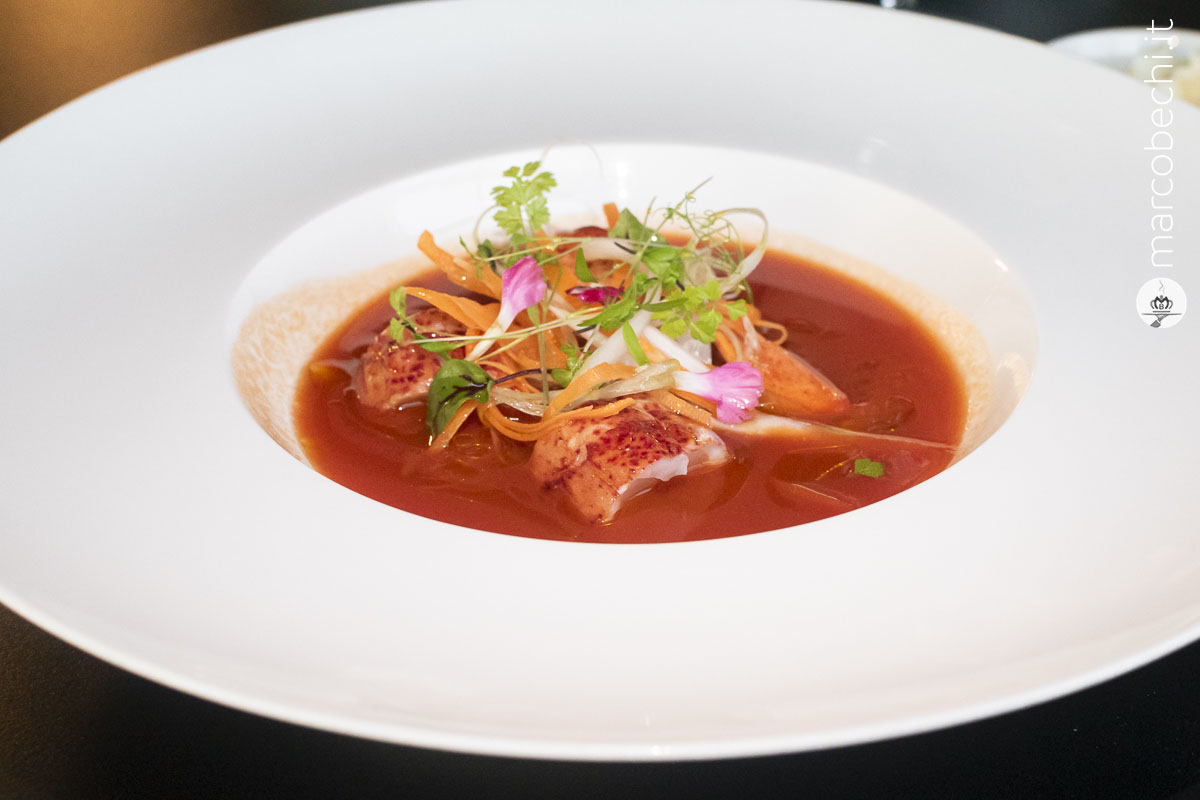 Astice in court bouillon alle spezie, gazpacho al Martini Drye microverdure