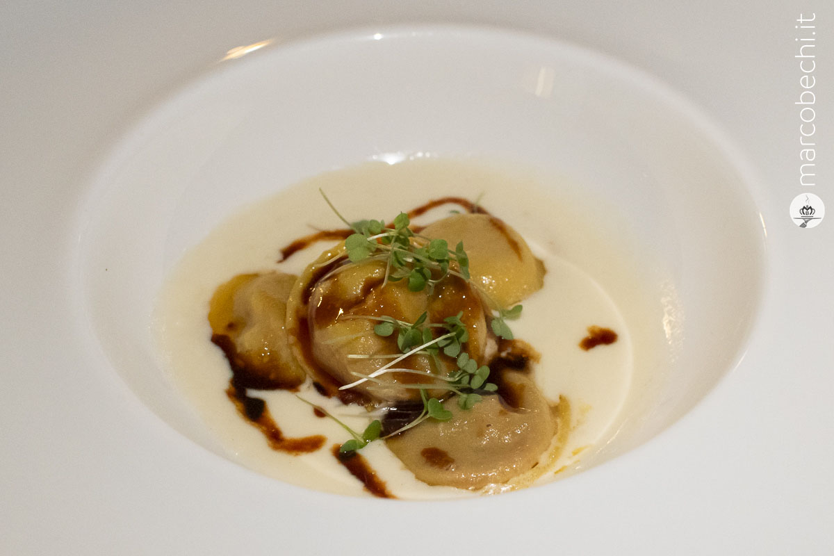 Raviolini di Amatriciana, salsa di pecorino e riduzione di alloro