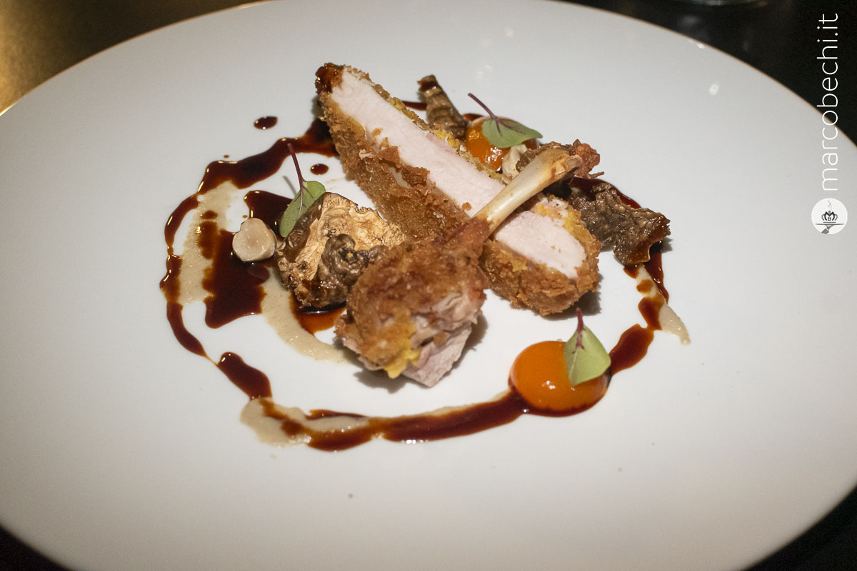 Petto di faraona croccante, carote, topinambur, salsa al rosmarino e nocciole tostate